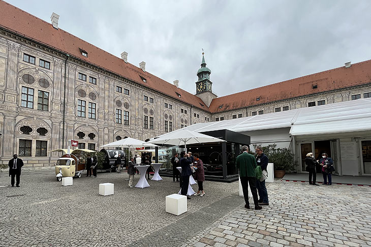 Die Gastronomie findet im Freien statt auf der HIGHLIGHTS Internationale Kunstmesse München vom 21.-24.10.2021 im Kaiserhof der Münchner Residenz (©Foto: Martin Schmitz)